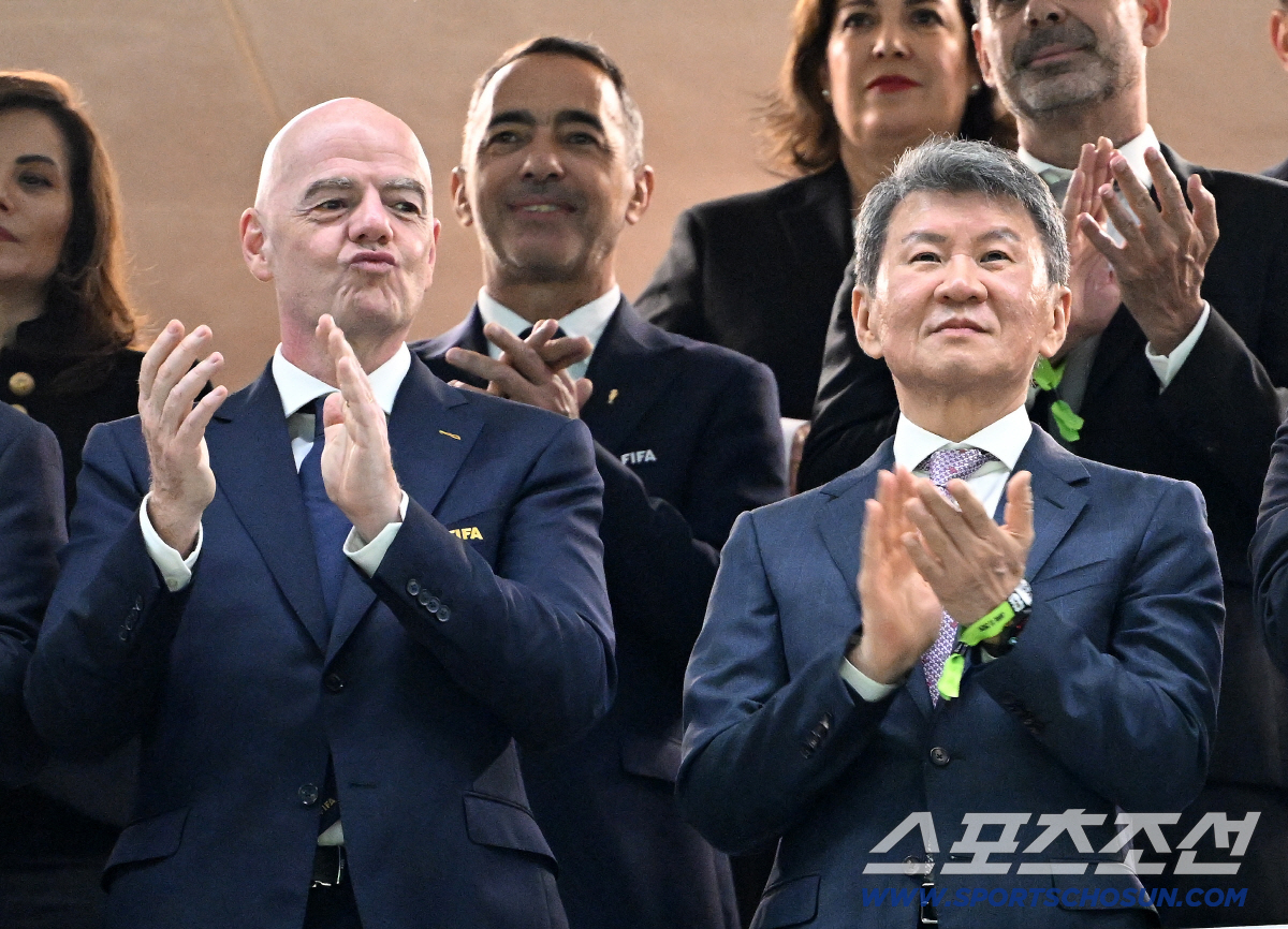 12일(한국시각) 멕시코 과달라하라 사포판의 에스타디오 과달라하라에서 열린 2026 북중미월드컵 대한민국과 체코의 경기. 경기에 앞서 지아니 인판티노 국제축구연맹 회장과 정몽규 대한축구협회 회장이 박수를 치고 있다. 사포판(멕시코)=허상욱 기자 wook@sportschosun.com/2026.06.12/