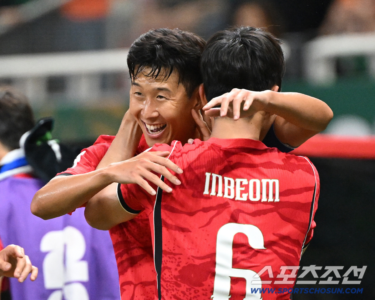 12일(한국시각) 멕시코 과달라하라 사포판의 에스타디오 과달라하라에서 열린 2026 북중미월드컵 대한민국과 체코의 경기. 황인범이 동점골을 넣은 후 손흥민과 함께 환호하고 있다. 사포판(멕시코)=허상욱 기자 wook@sportschosun.com/2026.06.12/