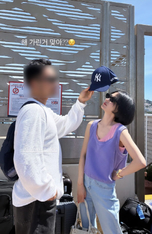 송혜교, 프랑스서 남사친에 폭발했다..허공 둥둥 손에 "해 가린 거 맞아?" 잔망 투정
