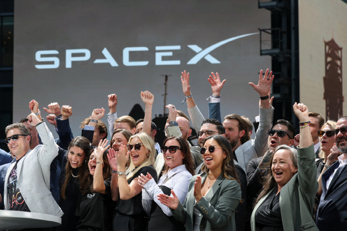 'A Welder Earning 40 an Hour and an Employee Who Defied His Parents Became Millionaires'... The 'Miracle' of SpaceX's IPO