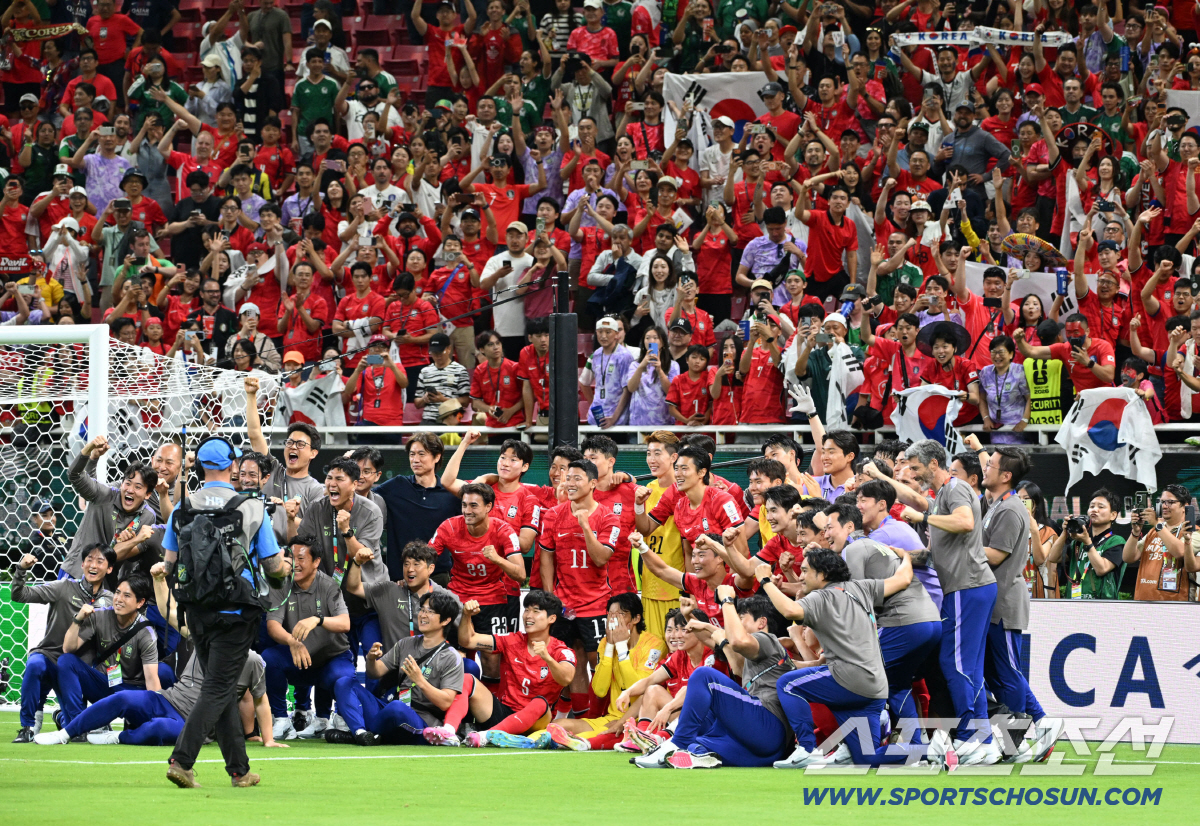 12일(한국시각) 멕시코 과달라하라 사포판의 에스타디오 과달라하라에서 열린 2026 북중미월드컵 대한민국과 체코의 경기. 대한민국이 2대1로 승리했다. 붉은 악마와 승리의 기쁨을 나누는 선수들의 모습. 사포판(멕시코)=허상욱 기자 wook@sportschosun.com/2026.06.12/
