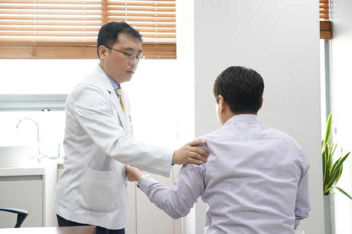 진료 중인 민슬기 원장