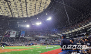 고척돔 또 꽉 찼다…한화-키움전 1만6천석 이틀 연속 '솔드아웃'→시즌 18호 매진 [고척 현장]