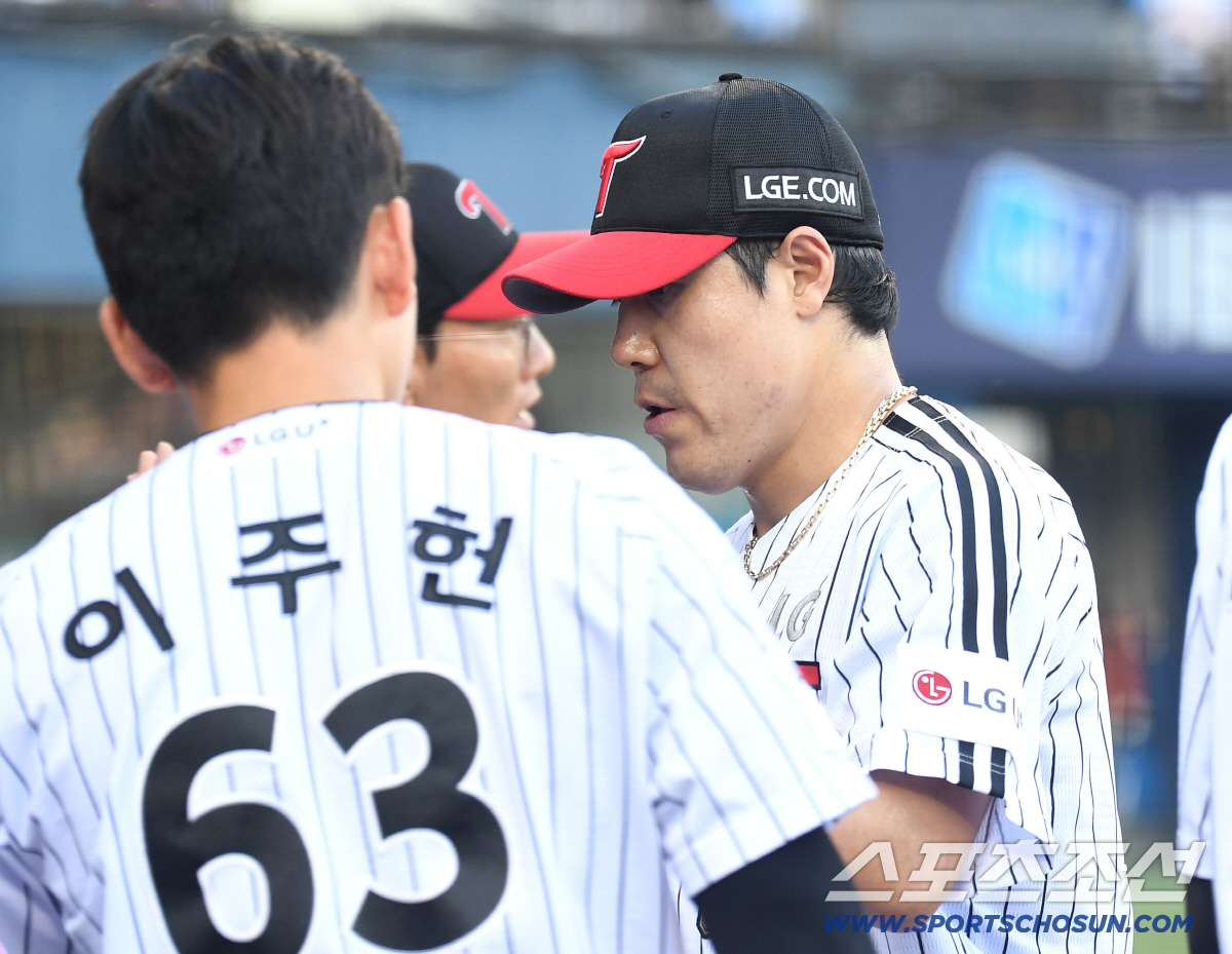 13일 잠실구장에서 열린 LG와 롯데의 경기. 5회 투구를 마치고 마운드를 내려오는 LG 김진성. 잠실=송정헌 기자 songs@sportschosun.com/2026.06.13/