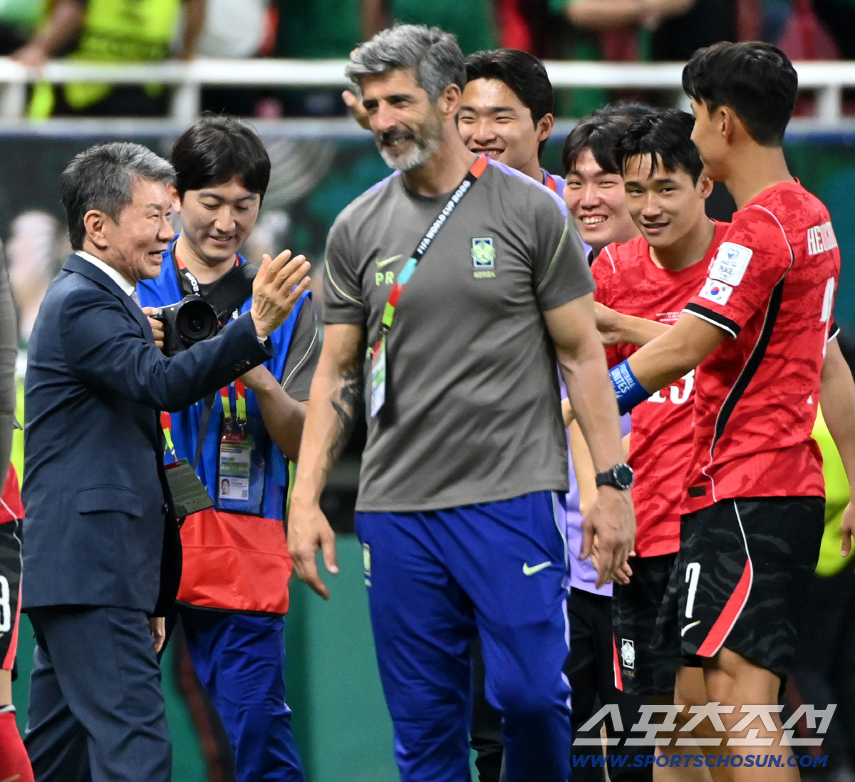 12일(한국시각) 멕시코 과달라하라 사포판의 에스타디오 과달라하라에서 열린 2026 북중미월드컵 대한민국과 체코의 경기. 대한민국이 2대1로 승리했다. 정몽규 대한축구협회장이 손흥민과 기쁨을 나누고 있다. 사포판(멕시코)=허상욱 기자 wook@sportschosun.com/2026.06.12/
