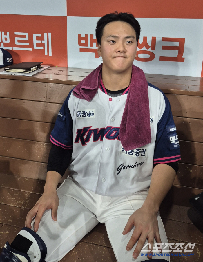 '그라운드의 귀여운 타짜 등장'…심판·중계캠도 속일뻔한 헛스윙 삼진 연기→'공에 자국만 지워졌으면' 감쪽같을 뻔 [포커스]