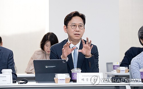 (서울=연합뉴스) 배경훈 부총리 겸 과학기술정보통신부 장관이 14일 서울 중구 서울스퀘어 국가인공지능전략위원회에서 국가인공지능전략위원회 제18차 운영위원회를 주재하고 있다. 2026.5.14 [과학기술정보통신부 제공. 재판매 및 DB 금지] photo@yna.co.kr