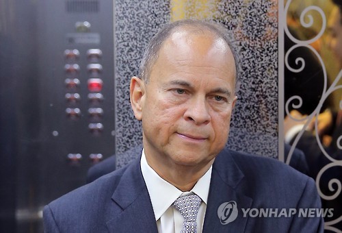 (서울=연합뉴스) 이정훈 기자 = 헨리 페르난데즈 모건스탠리캐피털인터내셔널(MSCI) 회장이 15일 오전 서울 중구 세종대로 금융위원회를 방문하고 있다. 페르난데즈 MSCI 회장은 이날 임종룡 금융위원장을 면담한 자리에서 한국 증시의 선진국 지수 편입에 대해 논의한 것으로 알려졌다. 2016.1.15 uwg806@yna.co.kr
