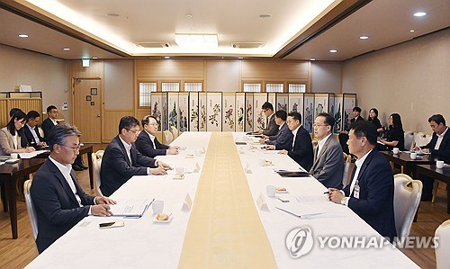 (서울=연합뉴스) 이형일 기획재정부 장관 직무대행 1차관이 15일 서울 종로구 정부서울청사에서 열린 'MSCI 선진국 지수 편입추진 전담반 회의'를 주재하고 있다. 2025.7.15 [기획재정부 제공. 재판매 및 DB 금지] photo@yna.co.kr
