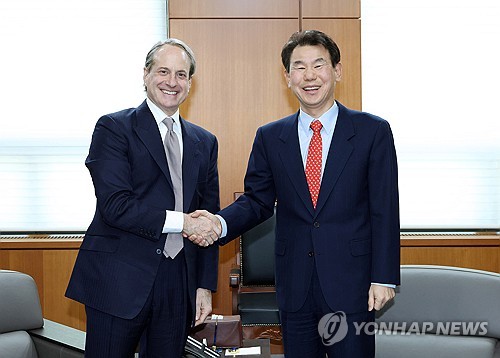 (서울=연합뉴스) 정은보 한국거래소 이사장(오른쪽)이 24일 서울 사옥에서 글로벌 지수사업자인 MSCI 베어페티트 사장 겸 최고운영책임자와 MSCI 선진지수 편입 관련 현안 및 양사간 협력사업에 논의한 후 기념 촬영하고 있다. 2025.2.24 [한국거래소 제공. 재판매 및 DB 금지] photo@yna.co.kr