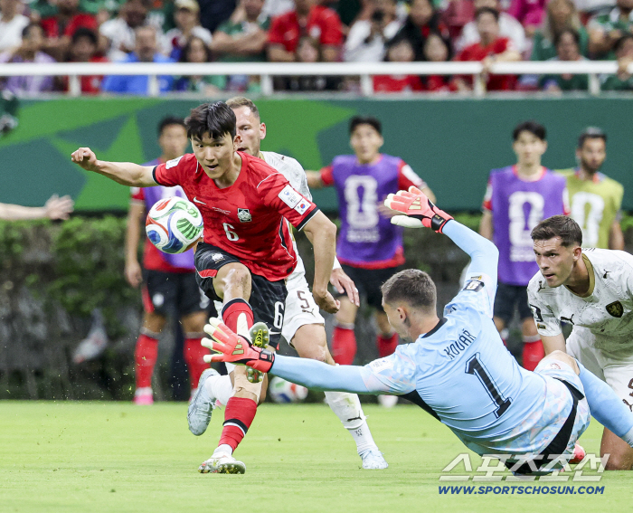 '나 홀로' 비주류 브랜드 흰색 축구화 신고 체코 씹어먹은 황인범[체코전]