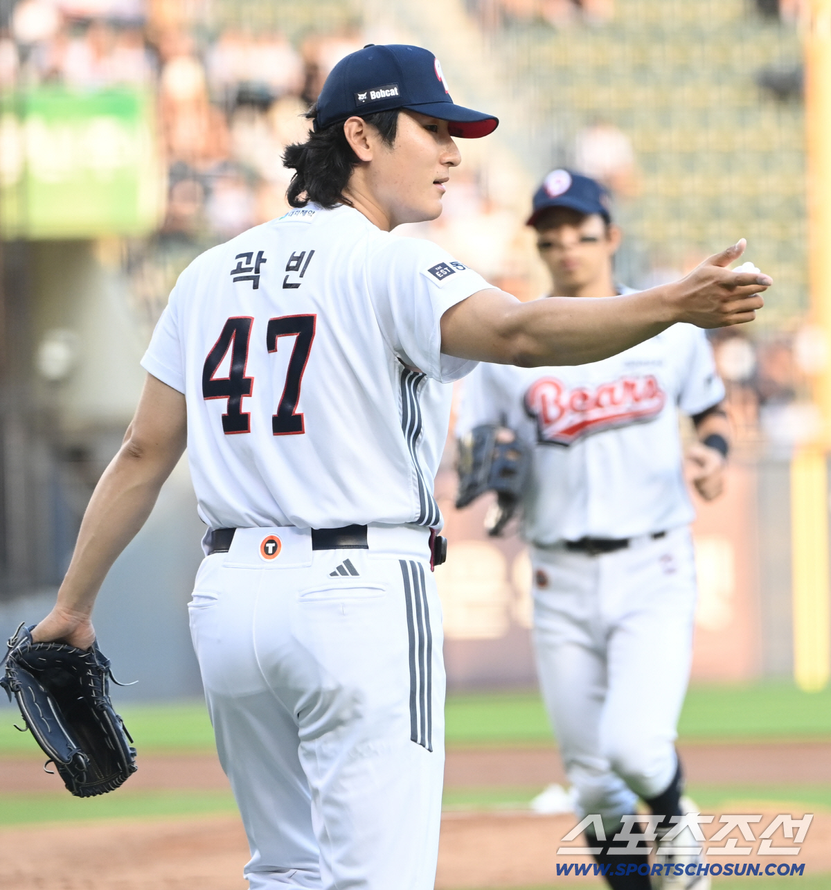 28일 잠실야구장에서 열린 KT와 두산의 경기. 2회초 투구를 마친 곽빈이 야수진을 맞이하고 있다. 잠실=허상욱 기자 wook@sportschosun.com/2026.05.28/