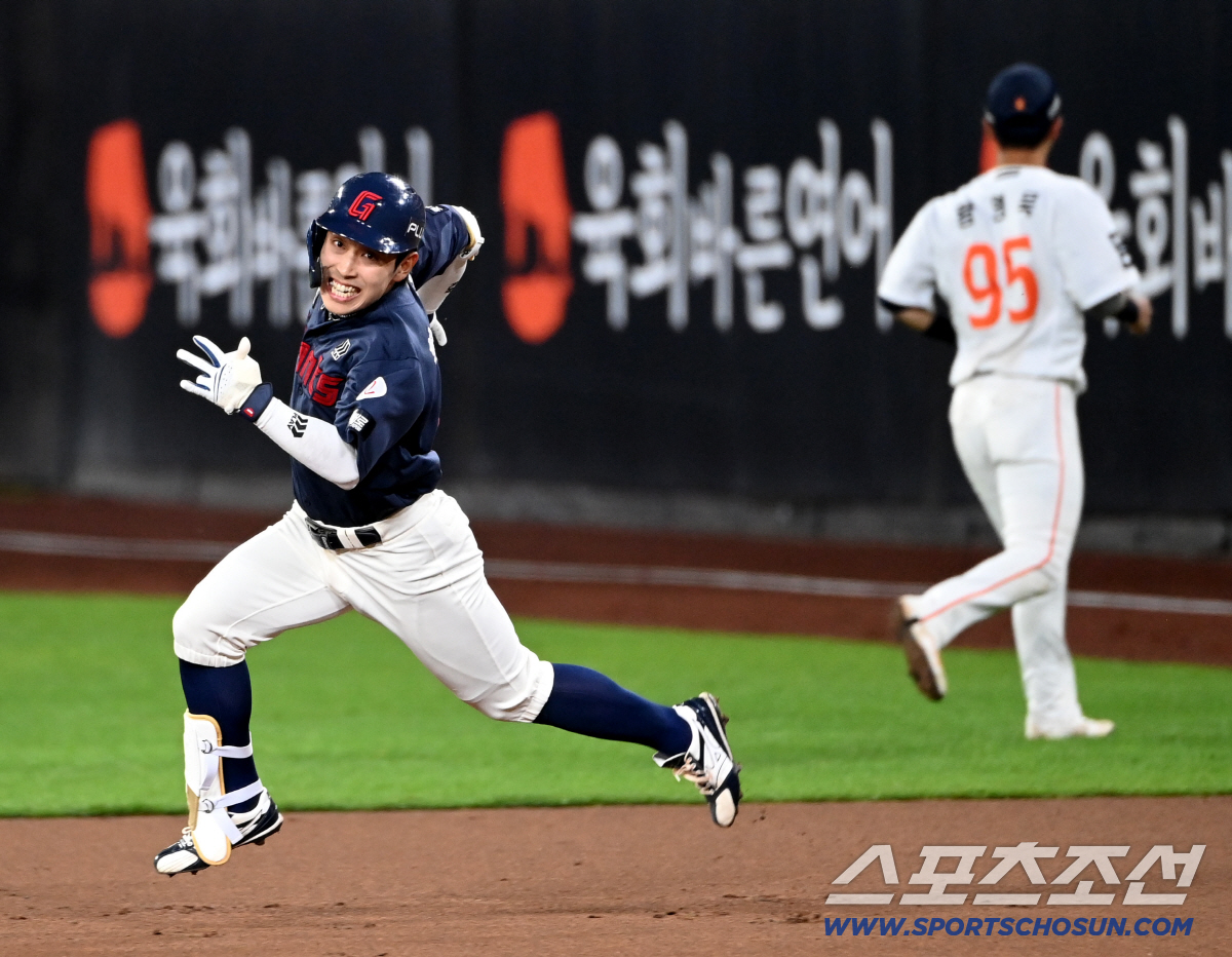 21일 대전 한화생명 볼파크에서 열린 롯데와 한화의 경기. 9회초 2사 1,2루 황성빈이 1타점 3루타를 치고 질주하고 있다. 대전=허상욱 기자 wook@sportschosun.com/2026.05.21/