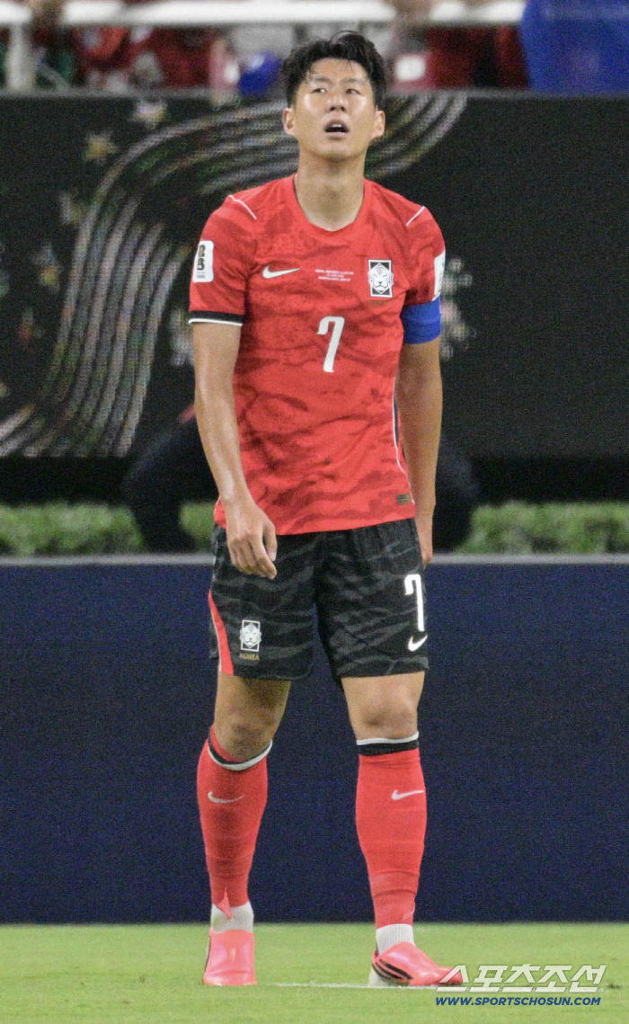 골 없어도 누구보다 땀 흘렸다...韓 축구 최고 스타, 이젠 '언성 히어로'까지, 동료들도 "정말 많이 뛰어줘서, 상대 수비 빨리 지쳤다"