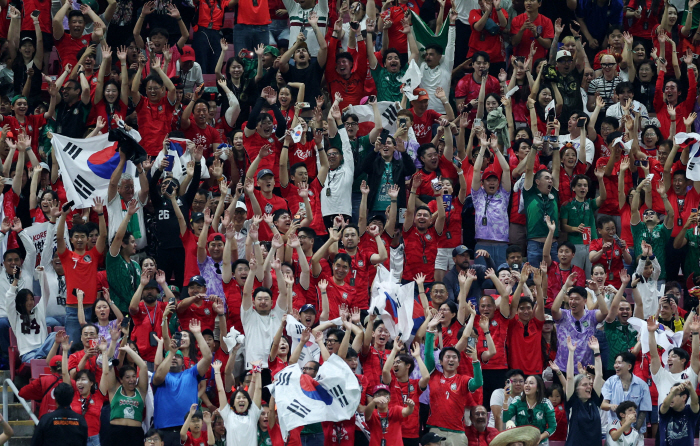 한국-체코전 대형 비난! "텅텅 비었다", "티켓값 비싸서 안 간다" 폭발...FIFA 뻔뻔한 '오피셜' 발표 "좌석 말고 통로에 사람 많았다"