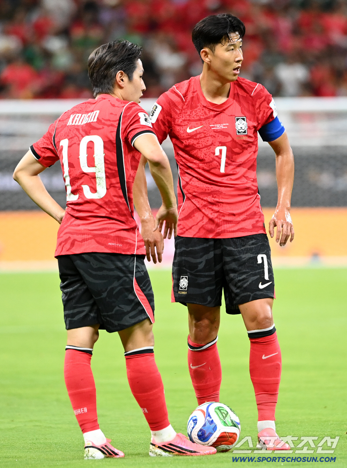 12일(한국시각) 멕시코 과달라하라 사포판의 에스타디오 과달라하라에서 열린 2026 북중미월드컵 대한민국과 체코의 경기. 이강인과 손흥민이 프리킥을 준비하고 있다. 사포판(멕시코)=허상욱 기자 wook@sportschosun.com/2026.06.12/