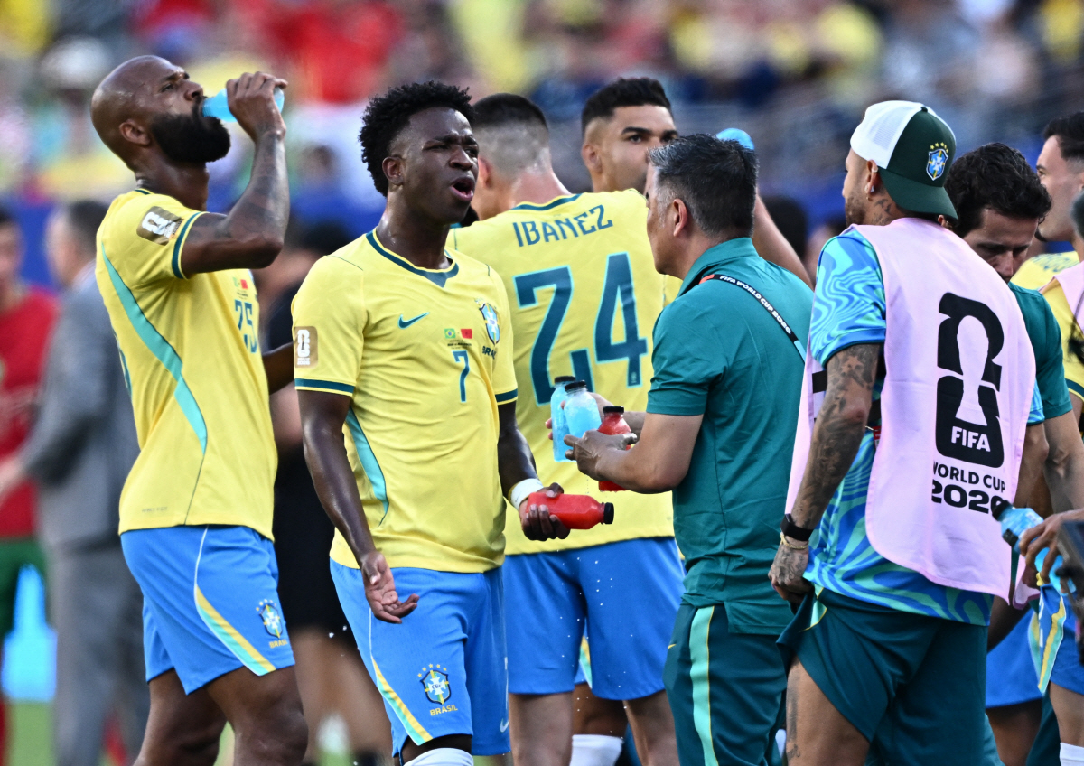 Soccer Football - FIFA World Cup 2026 - Group C - Brazil v Morocco - New York/New Jersey Stadium, East Rutherford, New Jersey, U.S. - June 13, 2026 Brazil's Vinicius Junior and Igor Thiago during a hydration break REUTERS/Dylan Martinez