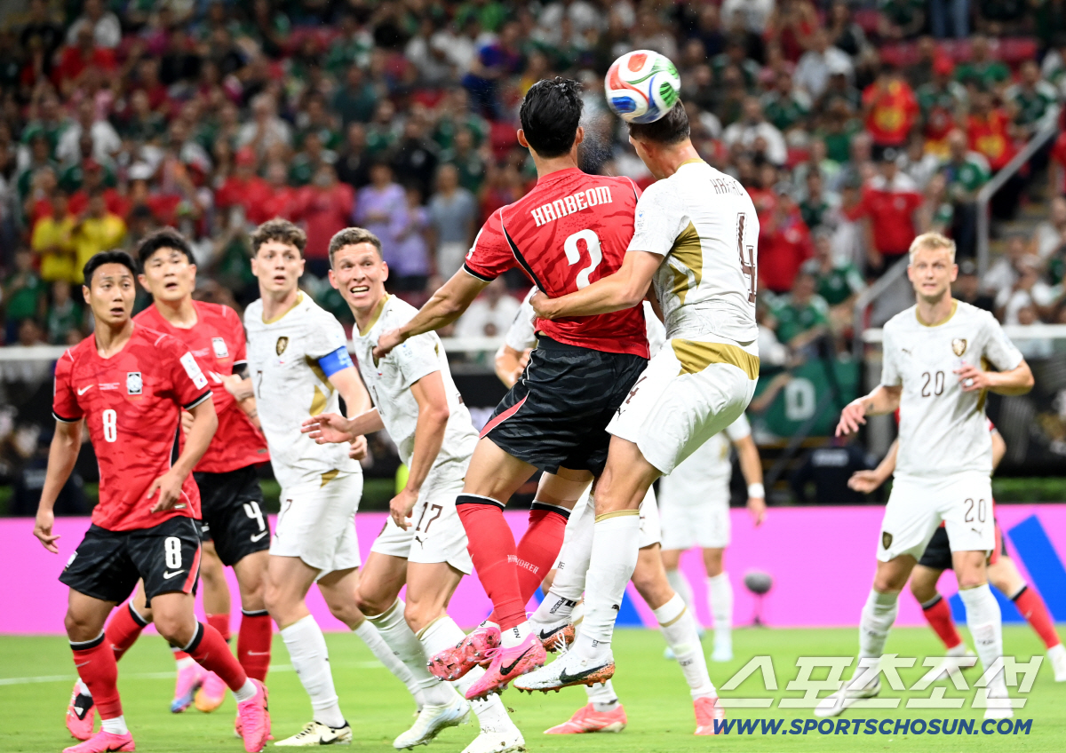 12일(한국시각) 멕시코 과달라하라 사포판의 에스타디오 과달라하라에서 열린 2026 북중미월드컵 대한민국과 체코의 경기. 이한범이 헤더슛을 시도하고 있다. 사포판(멕시코)=허상욱 기자 wook@sportschosun.com/2026.06.12/