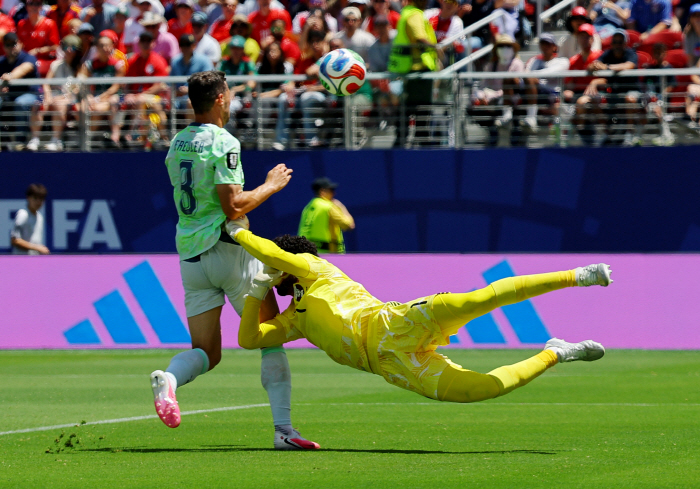 "이건 독재다!" 英해설위원 맹비난...스위스 PK골 장면 오프사이드 대논란. FIFA, 왜 SAOT 공개 안하나