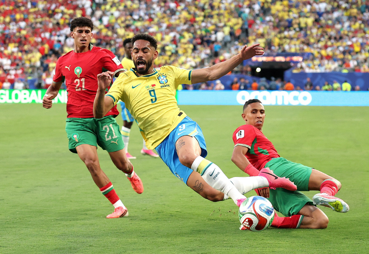EAST RUTHERFORD, NEW JERSEY - JUNE 13: Matheus Cunha #9 of Brazil is tackled during the FIFA World Cup 2026 Group C match between Brazil and Morocco at New York New Jersey Stadium on June 13, 2026 in East Rutherford, New Jersey. Darrian Traynor/Getty Images/AFP (Photo by Darrian Traynor / GETTY IMAGES NORTH AMERICA / Getty Images via AFP)