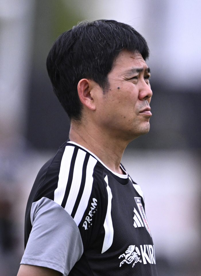 '주장 월드컵 충격 제외' 일본 감독 심경 고백 "존중 없이 끔찍한 이야기 했다"