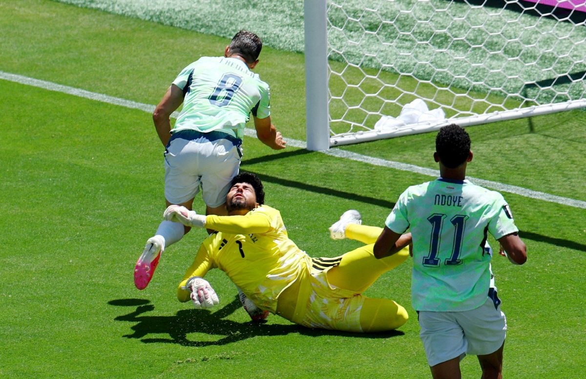 "온사이드! 정심 맞거든" 스위스 PK골 '반자동 옵싸 판독' 논란에 FIFA가 직접 답했다
