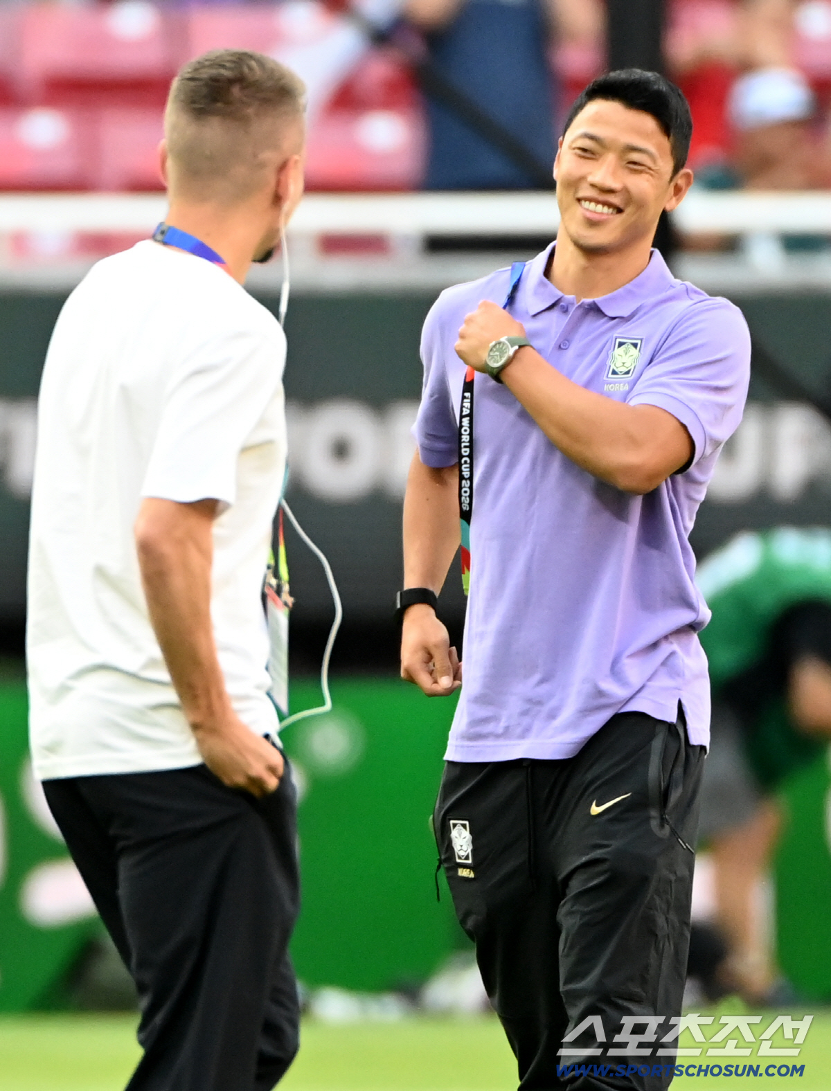 12일(한국시각) 멕시코 과달라하라 사포판의 에스타디오 과달라하라에서 열린 2026 북중미월드컵 대한민국과 체코의 경기. 경기 전 황희찬이 체코 주장인 라디슬라프 크레이치와 인사를 나누고 있다. 사포판(멕시코)=허상욱 기자