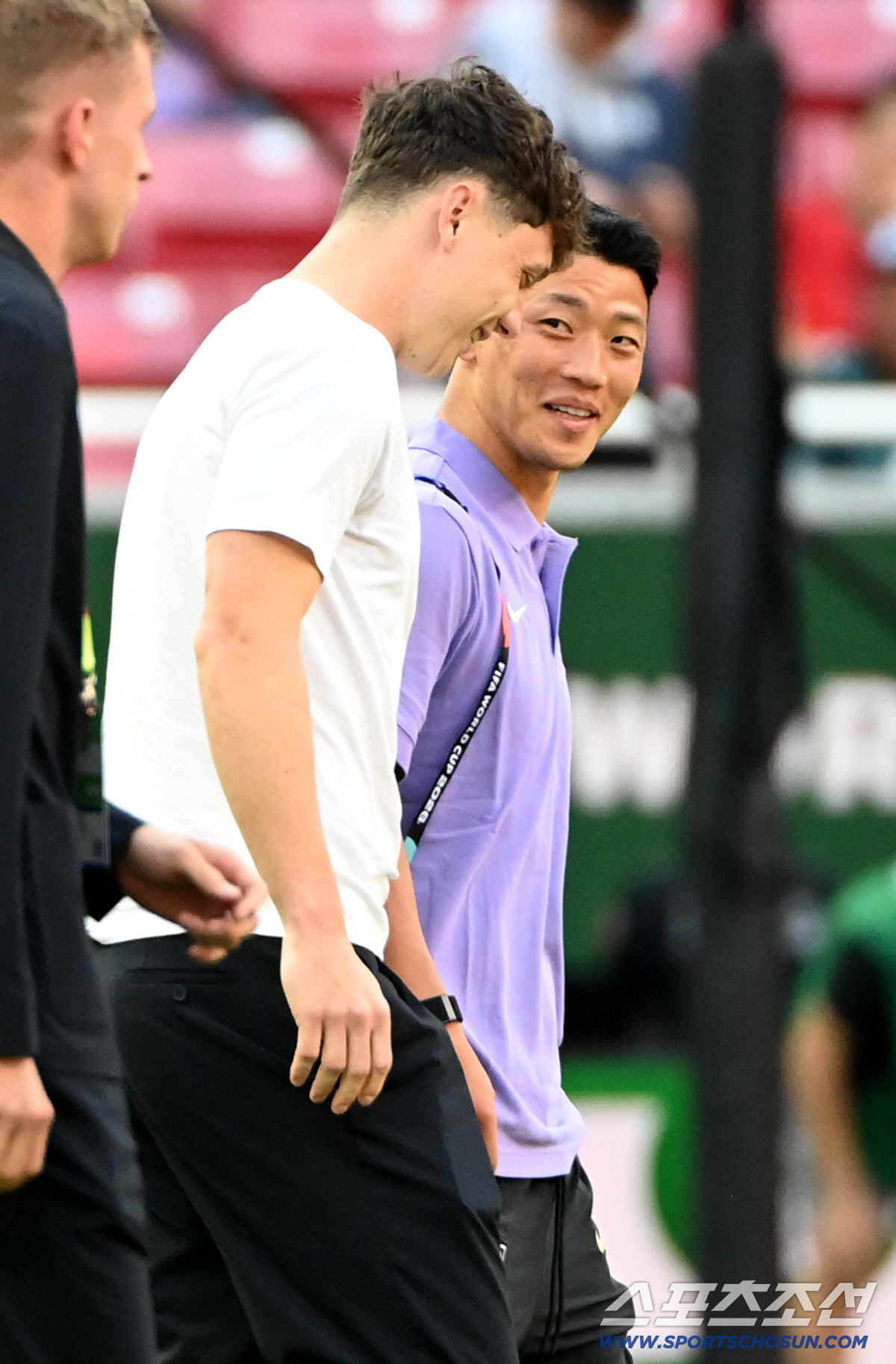 12일(한국시각) 멕시코 과달라하라 사포판의 에스타디오 과달라하라에서 열린 2026 북중미월드컵 대한민국과 체코의 경기. 경기 전 황희찬이 체코 주장인 라디슬라프 크레이치와 인사를 나누고 있다. 사포판(멕시코)=허상욱 기자