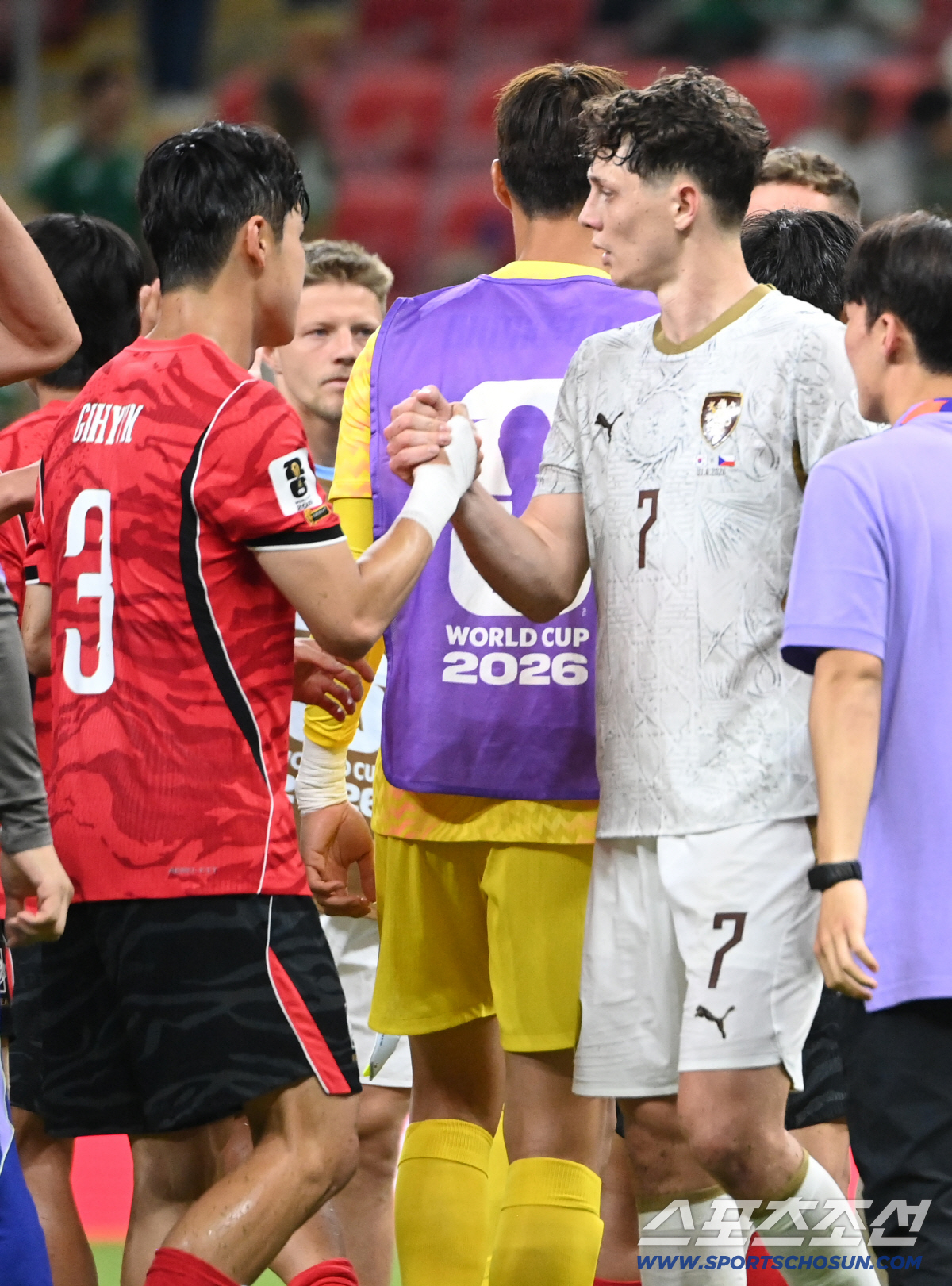 12일(한국시각) 멕시코 과달라하라 사포판의 에스타디오 과달라하라에서 열린 2026 북중미월드컵 대한민국과 체코의 경기. 경기종료 후 대한민국 선수들과 인사하는 라디슬라프 크레이치의 모습. 사포판(멕시코)=허상욱 기자 wook@sportschosun.com/2026.06.12/
