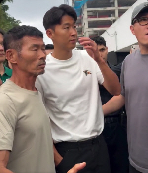 '내 아들 흥민이 절대 지켜!' 아버지 손웅정 보디가드 자처...해외 초특급 화제, 멕시코 현지 난리법석