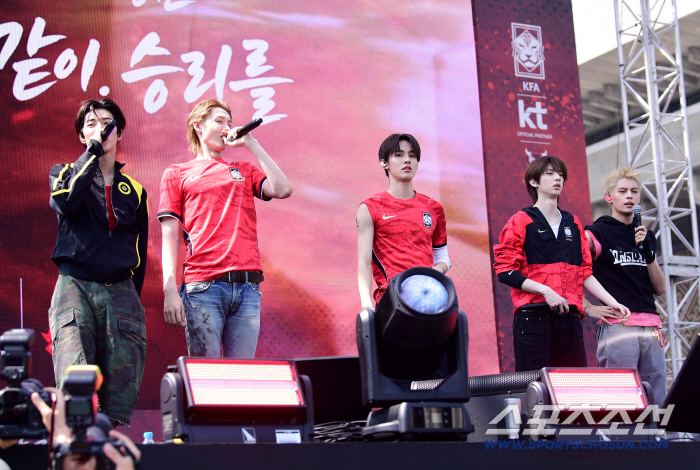 On the 12th, a street cheering event was held at Gwanghwamun Square in Seoul to watch the 2026 FIFA World Cup match between South Korea and the Czech