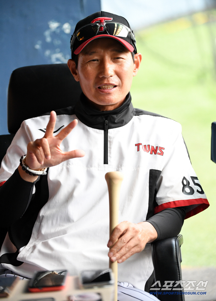 염경엽 감독 "롯데 2차전 졌다면 스윕패였다. 멀티 이닝 손주영 대기, 리오스는 휴식" [잠실 현장]