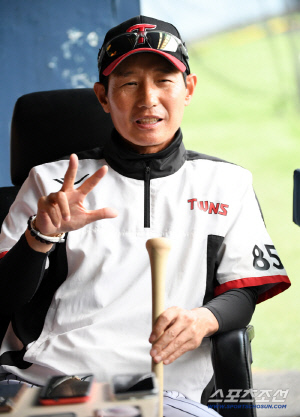 염경엽 감독 "롯데 2차전 졌다면 스윕패였다. 멀티 이닝 손주영 대기, 리오스는 휴식" [잠실 현장]