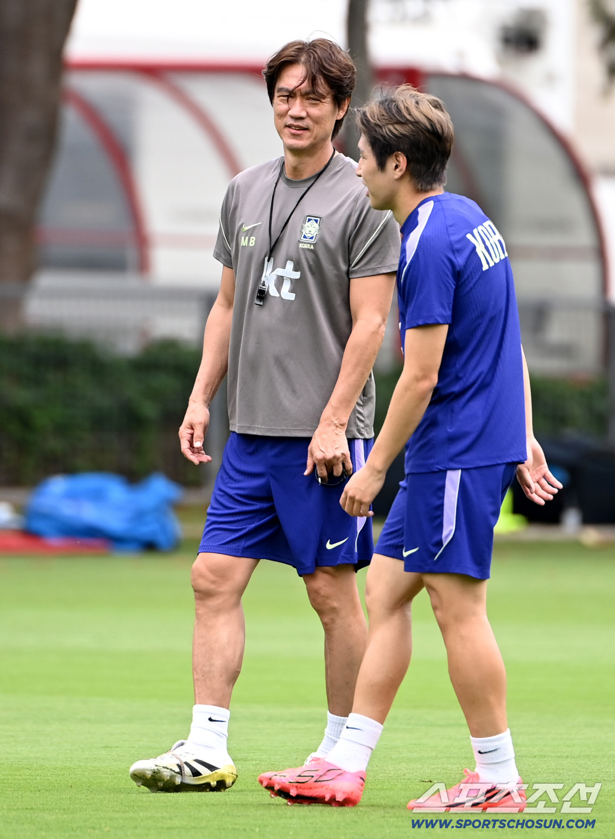 8일(한국시각) 멕시코 과달라하라 인근 사포판 월드컵대표팀 베이스캠프 훈련장 치바스 베르데 바예에서 진행된 대한민국 월드컵 대표팀의 공식 훈련, 홍명보 감독이 이강인과 이야기를 나누고 있다. 사포판(멕시코)=허상욱 기자 wook@sportschosun.com/2026.06.08/