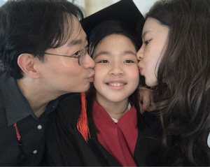 이윤지♥치과의사 남편, 졸업 딸에 뽀뽀..'母 붕어빵' 라니, 학사모 쓰고 미모 폭발