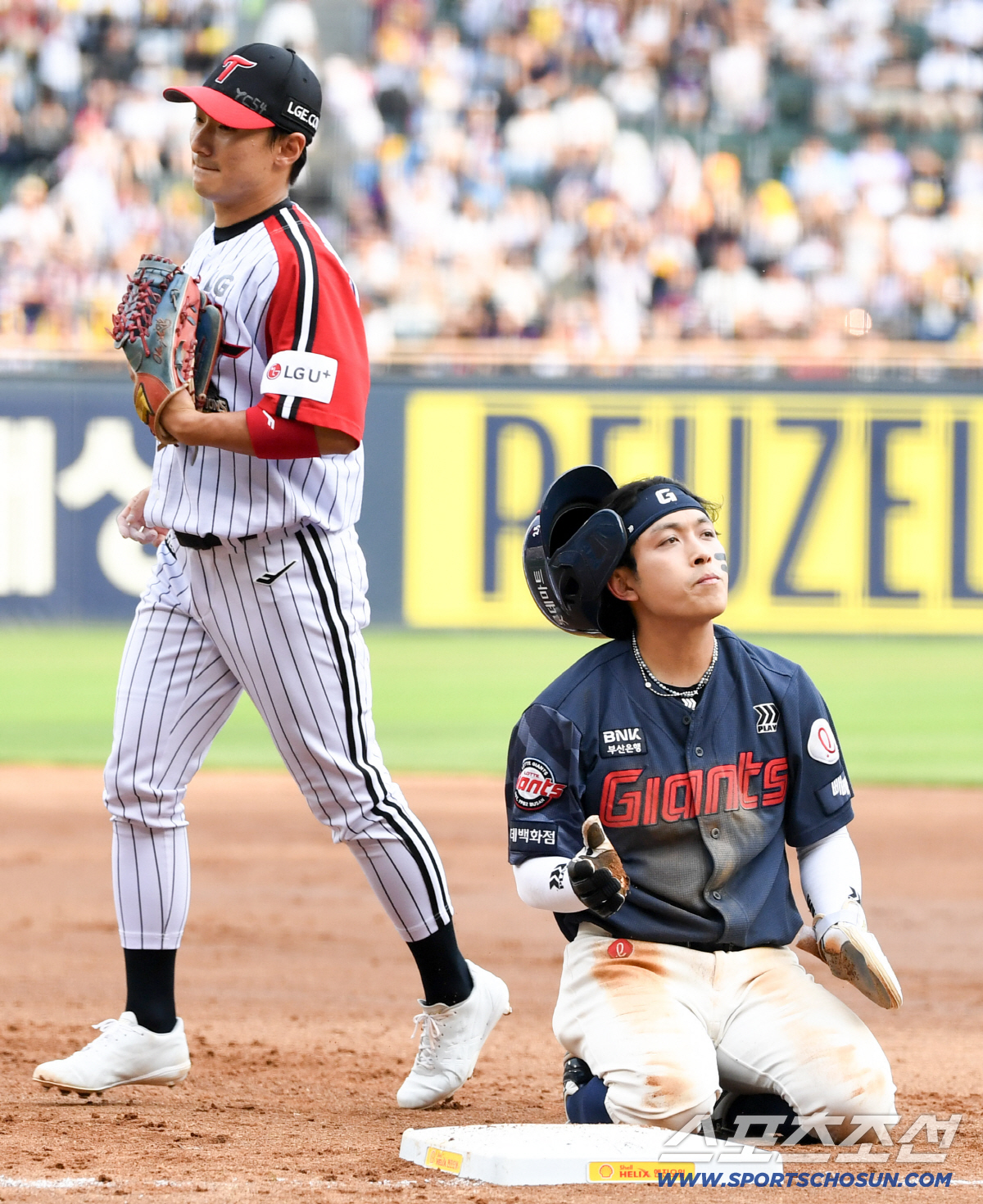 14일 잠실구장에서 열린 LG와 롯데의 경기. 5회초 2사 1루 롯데 황성빈이 견제사를 당하고 있다. 잠실=박재만 기자 pjm@sportschosun.com/2026.06.14/