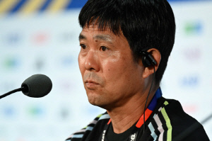 "사과하고 싶습니다" 日 결국 눈물의 기자회견…모리야스 감독 "주장 엔도 이탈, 선수에게 끔찍한 일을 전한단 생각"