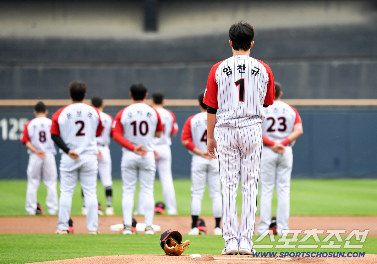 14일 잠실구장에서 열린 LG와 롯데의 경기. LG 선발 임찬규가 국민의례를 하고 있다. 잠실=박재만 기자 pjm@sportschosun.com/2026.06.14/