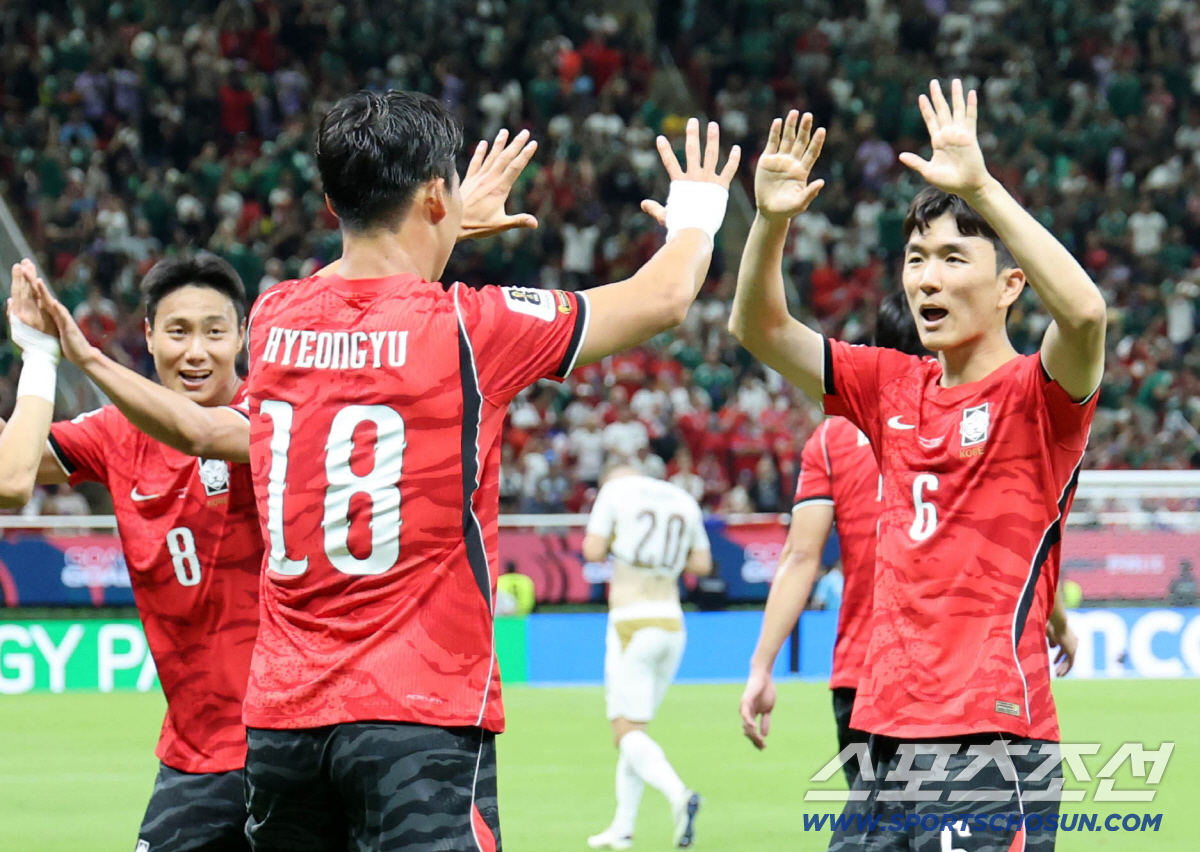 12일(한국시각) 멕시코 과달라하라 사포판의 에스타디오 과달라하라에서 열린 2026 북중미월드컵 대한민국과 체코의 경기. 오현규가 황인범과 함께 환호하고 있다. 사포판(멕시코)=허상욱 기자 wook@sportschosun.com/2026.06.12/