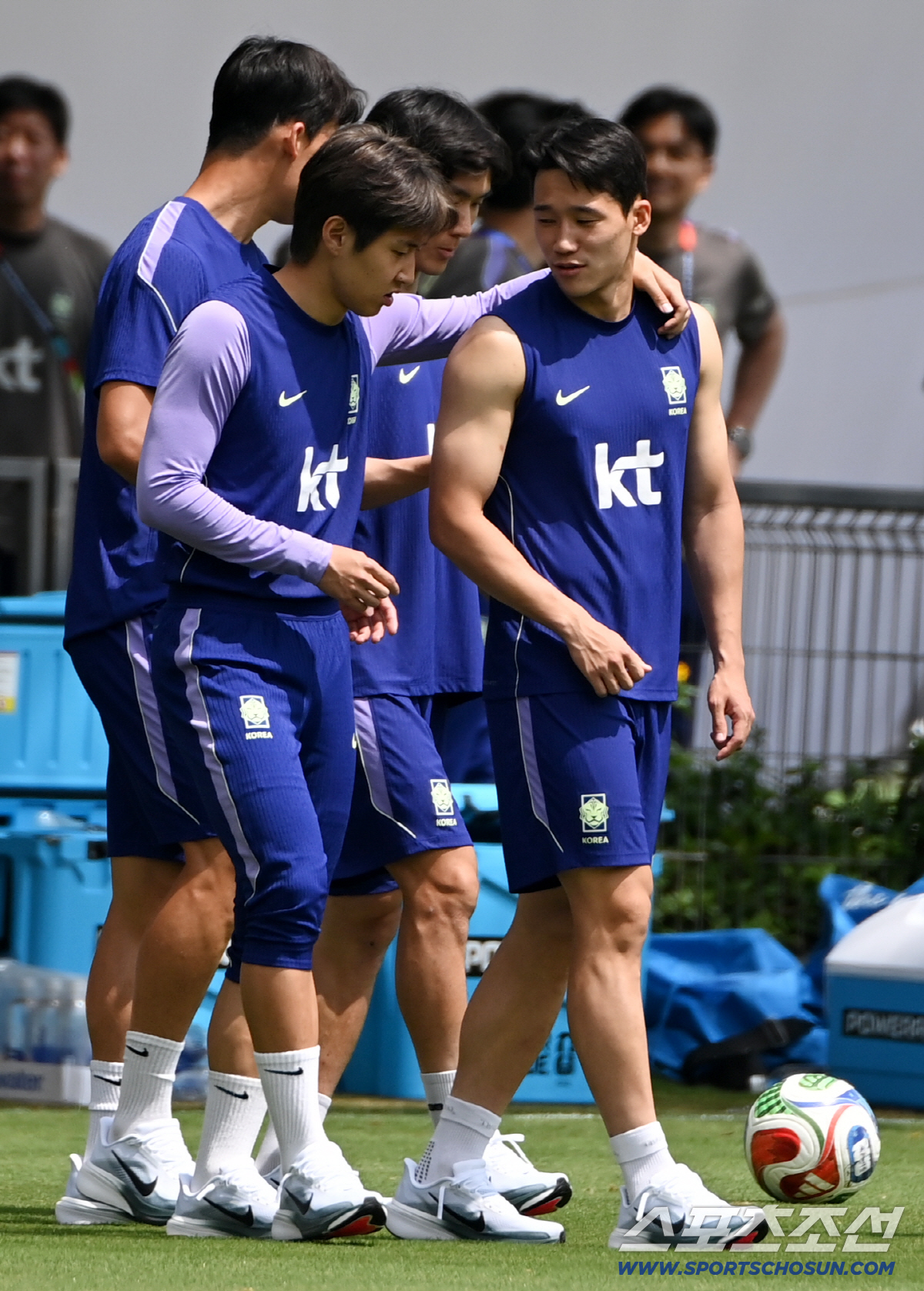 2026 북중미 월드컵 체코전에서 승리한 대한민국 월드컵 대표팀이 13일(한국시각) 멕시코 과달라하라 인근 사포판 월드컵대표팀 베이스캠프 훈련장 치바스 베르데 바예에서 회복 훈련을 가졌다. 발걸음을 옮기는 이강인과 이태석의 모습. 사포판(멕시코)=허상욱 기자 wook@sportschosun.com/2026.06.13/