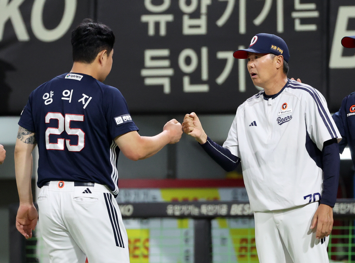 결승홈런 친 양의지 격려하는 김원형 감독 (광주=연합뉴스) 조남수 기자 = 14일 광주기아챔피언스필드에서 열린 프로야구 두산 베어스와 KIA 타이거즈의 경기. 두산 김원형 감독이 8-1 승리를 거두고 결승 투런홈런의 주인공 양의지와 주먹을 마주치고 있다. 2026.6.14 iso64@yna.co.kr