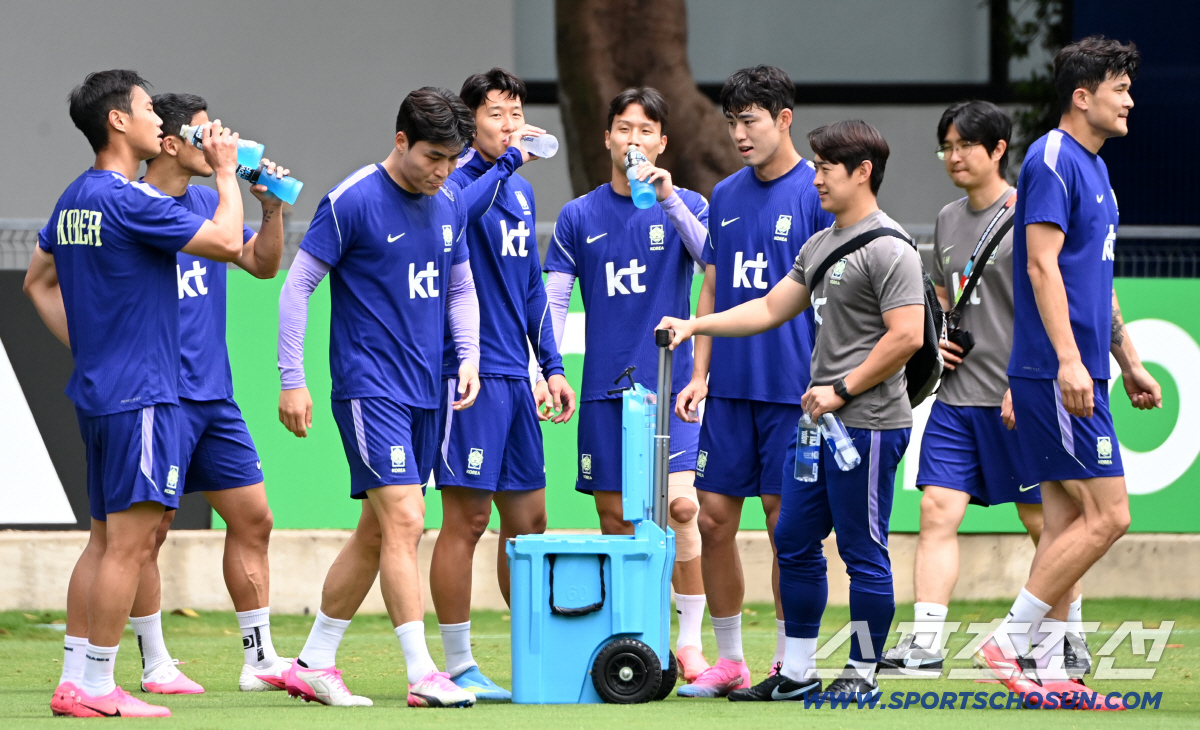 2026 북중미 월드컵 체코전에서 승리한 대한민국 월드컵 대표팀이 15일(한국시각) 멕시코 과달라하라 인근 사포판 월드컵대표팀 베이스캠프 훈련장 치바스 베르데 바예에서 훈련을 가졌다. 왼쪽부터 백승호 황희찬 박진섭 손흥민 엄지성 이기혁 김민재가 훈련 도중 물을 마시고 있다. 사포판(멕시코)=허상욱 기자 wook@sportschosun.com/2026.06.15/