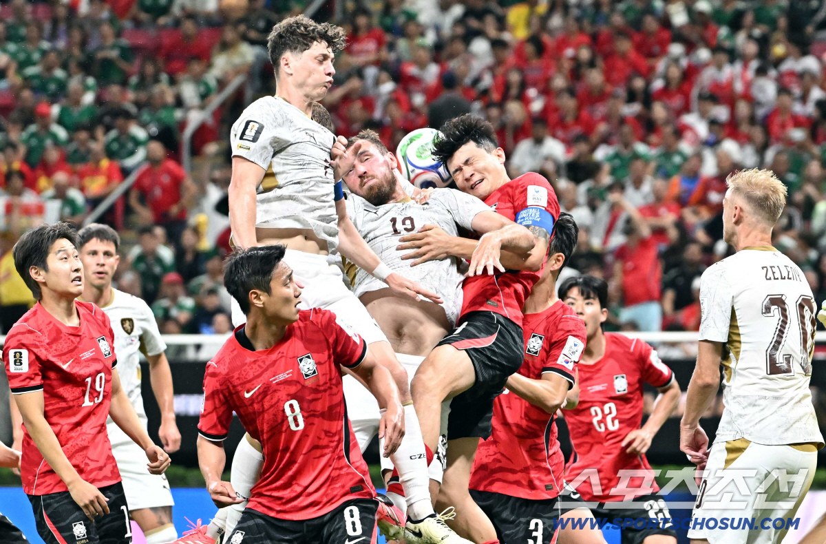 12일(한국시각) 멕시코 과달라하라 사포판의 에스타디오 과달라하라에서 열린 2026 북중미월드컵 대한민국과 체코의 경기. 김민재가 체코 선수들과 헤더 다툼을 벌이고 있다. 사포판(멕시코)=허상욱 기자 wook@sportschosun.com/2026.06.12/
