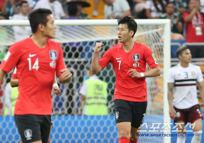 2018 러시아월드컵 한국과 멕시코의 조별예선 2차전이 24일 새벽(한국시각) 러시아 로스토프 아레나에서 열렸다. 손흥민이 후반 인저리타임에 슛을 성공시킨 후 환호하고 있다. 로스토프(러시아)=정재근 기자 cjg@sportschosun.com/2018.06.24/