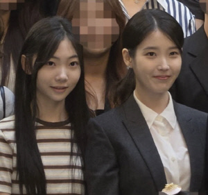 아이유, 결혼식서 포착된 근황…'폭싹' 아역 김태연에 끝까지 챙긴 다정함