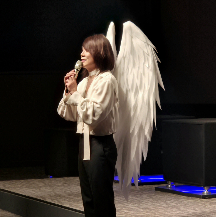 Oh Jung-se Goes All Out in Angel Wings and a Lip-Sync Performance of 'I Like You' in 'Wild Thing'... Why Is He Working So Hard at the Fan Event?