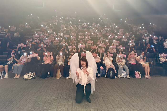 Oh Jung-se Goes All Out in Angel Wings and a Lip-Sync Performance of "I Like You" in 'Wild Thing'... Why Is He Working So Hard at the Fan Event?