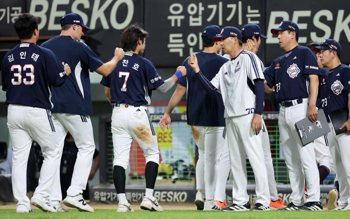 박찬호 격려하는 김원형 감독 (광주=연합뉴스) 조남수 기자 = 14일 광주기아챔피언스필드에서 열린 프로야구 두산 베어스와 KIA 타이거즈의 경기. 두산 김원형 감독이 8-1 승리를 거둔 선수들과 하이파이브 하고 있다. 2026.6.14 iso64@yna.co.kr