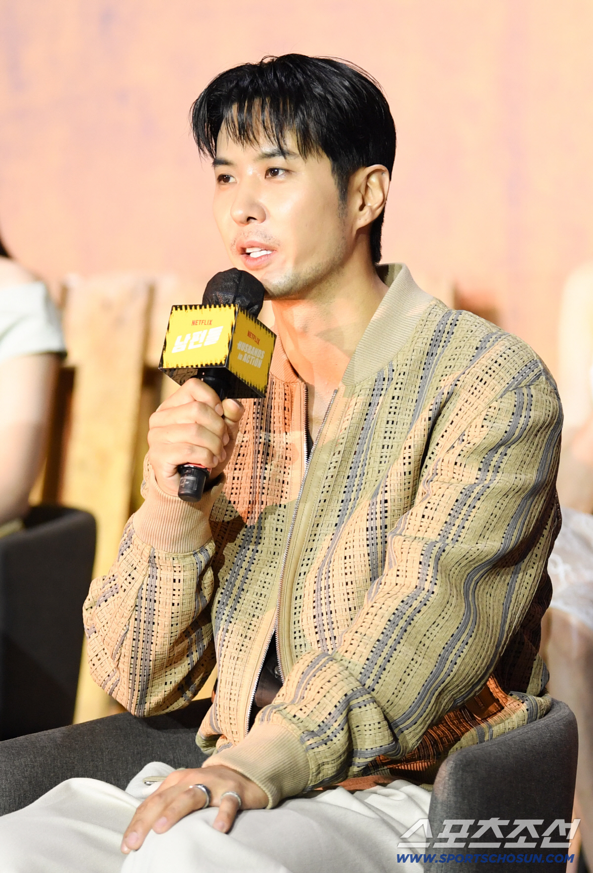 넷플릭스 영화 '남편들' 제작발표회가 15일 서울 중구 앰배서더 서울 풀만 호텔에서 열렸다. 배우 김지석이 인터뷰를 하고 있다. 장충동=박재만 기자 pjm@sportschosun.com/2026.06.15/