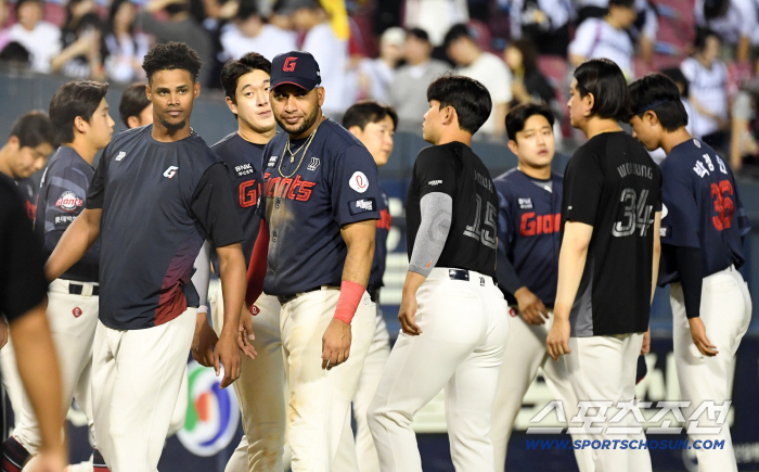'7연속 루징 → 꼴찌 추락' 원성만 자자한 롯데, 또 무엇을 바꿔야할까?…분위기는 이미 9년 연속 좌절각 [SC포커스]